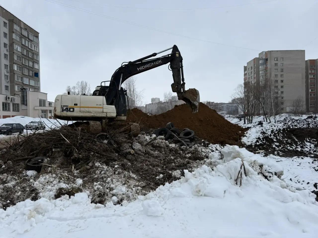 Экскаватор на расчистке и разработке территории