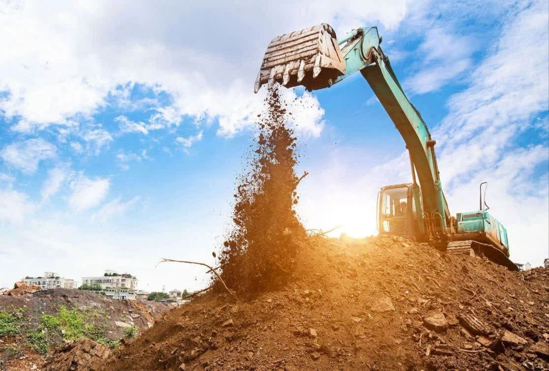 Земляные работы экскаватором на объекте