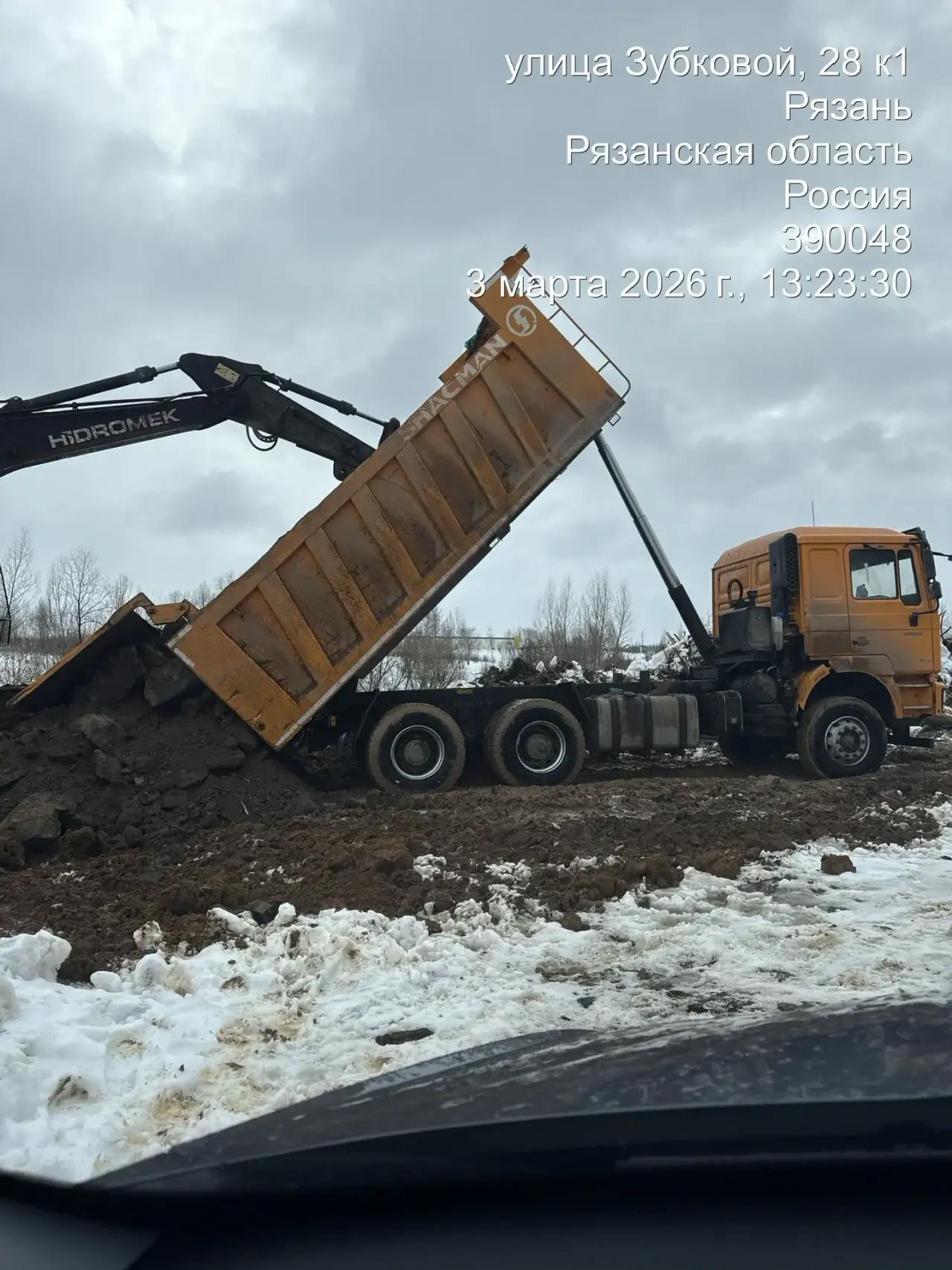Самосвал во время вывоза грунта